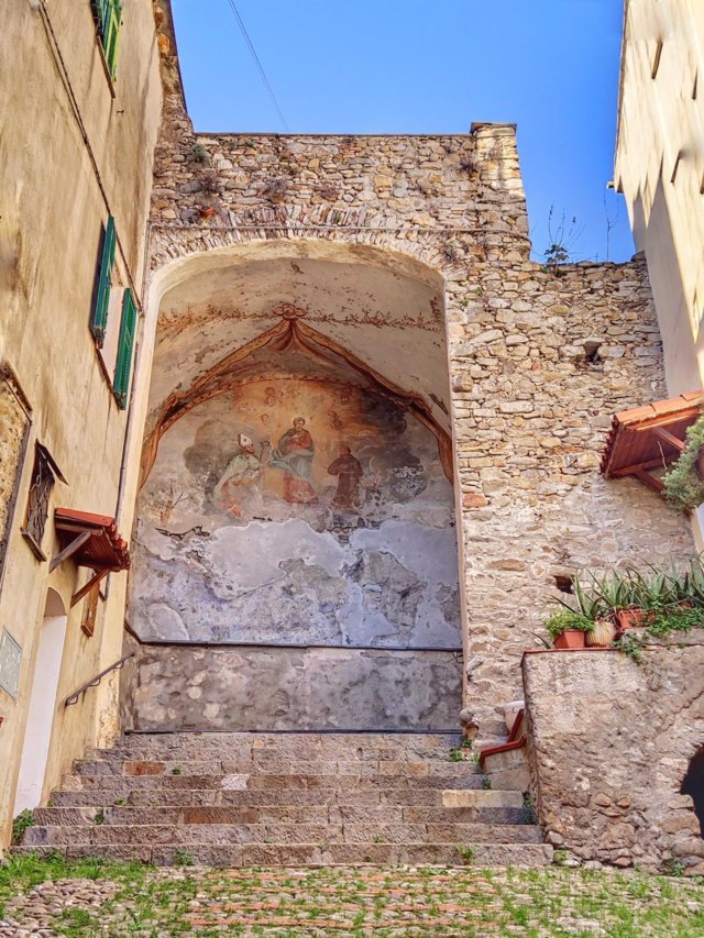 affresco  raffigurante  la Madonna tra San Francesco e San Benedetto Revelli